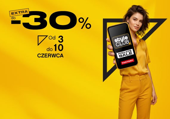 dziewczyna pokazuje ekran telefonu