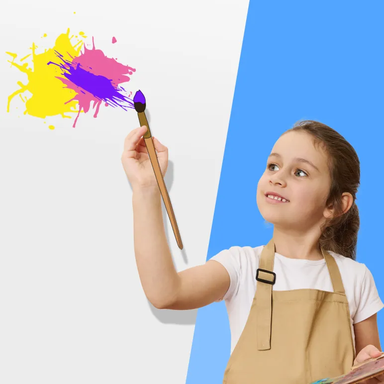Dziewczynka maluje pędzlem obraz w twórczej zabawie