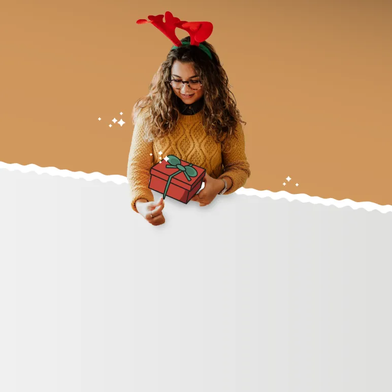 kobieta z rogami renifera pakująca prezent