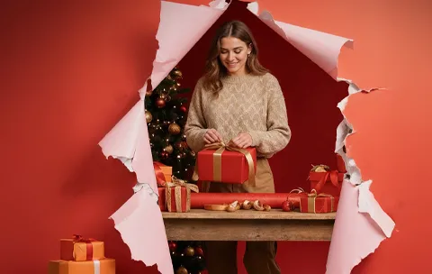 dziewczyna pakuje prezent świąteczny