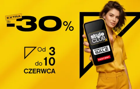 Kobieta na żółtym tle z telefonem