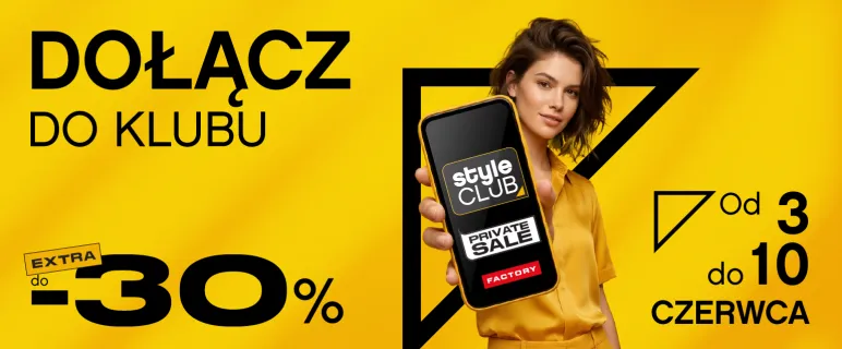 dziewczyna pokazuje ekran telefonu
