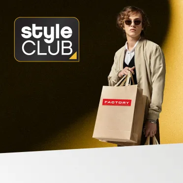 mężczyzna w trenczu i okularach przeciwsłonecznych